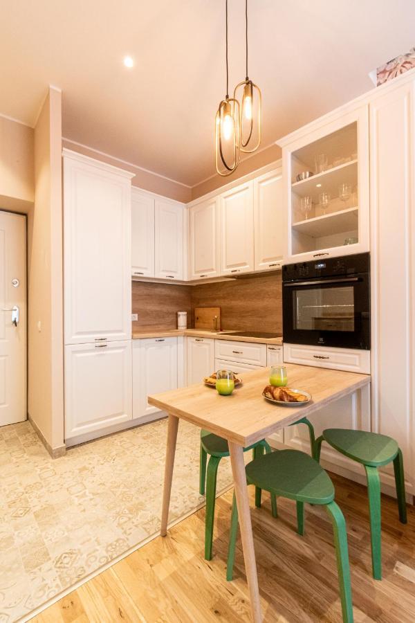 Black Gate - Quiet Studio In The Heart Of Old Town With Free Private Secured Parking Braşov Eksteriør billede
