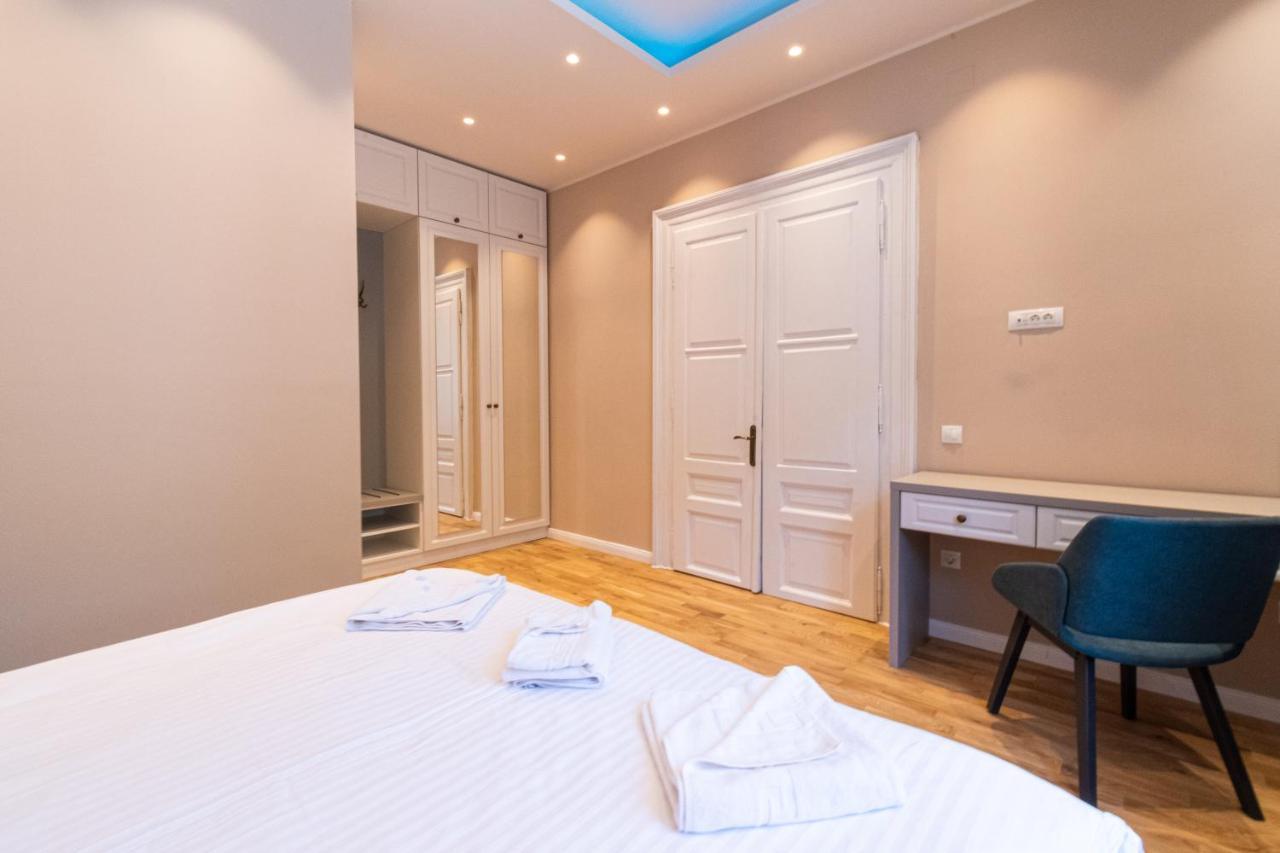 Black Gate - Quiet Studio In The Heart Of Old Town With Free Private Secured Parking Braşov Eksteriør billede