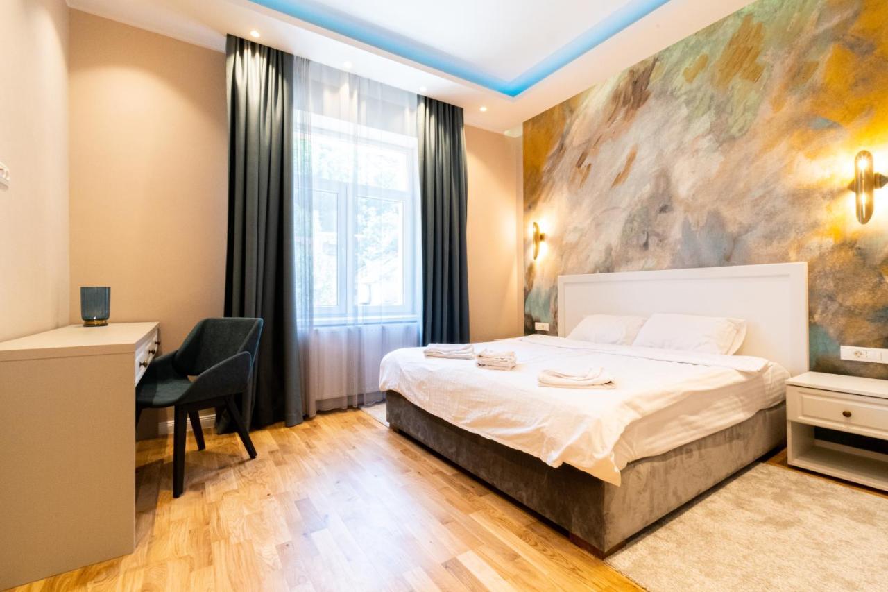 Black Gate - Quiet Studio In The Heart Of Old Town With Free Private Secured Parking Braşov Eksteriør billede