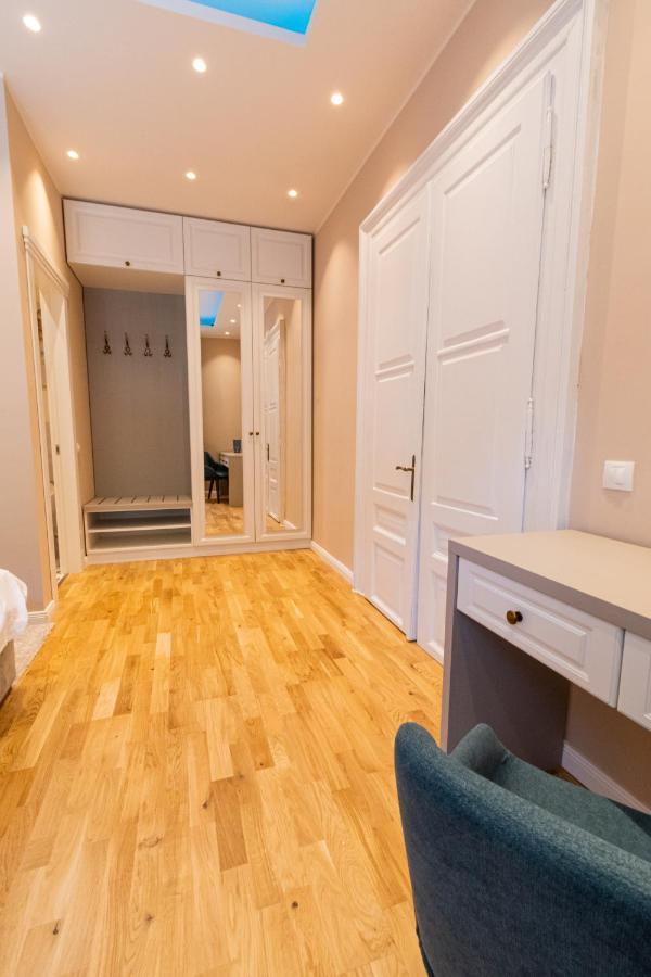 Black Gate - Quiet Studio In The Heart Of Old Town With Free Private Secured Parking Braşov Eksteriør billede