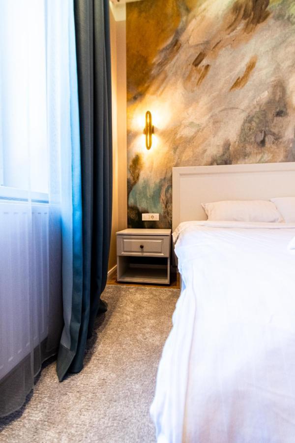 Black Gate - Quiet Studio In The Heart Of Old Town With Free Private Secured Parking Braşov Eksteriør billede