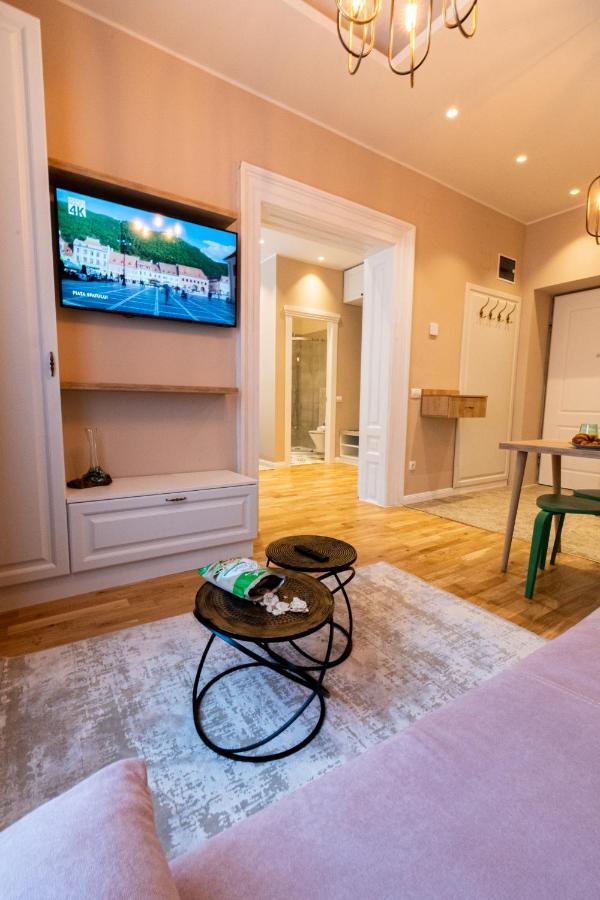 Black Gate - Quiet Studio In The Heart Of Old Town With Free Private Secured Parking Braşov Eksteriør billede